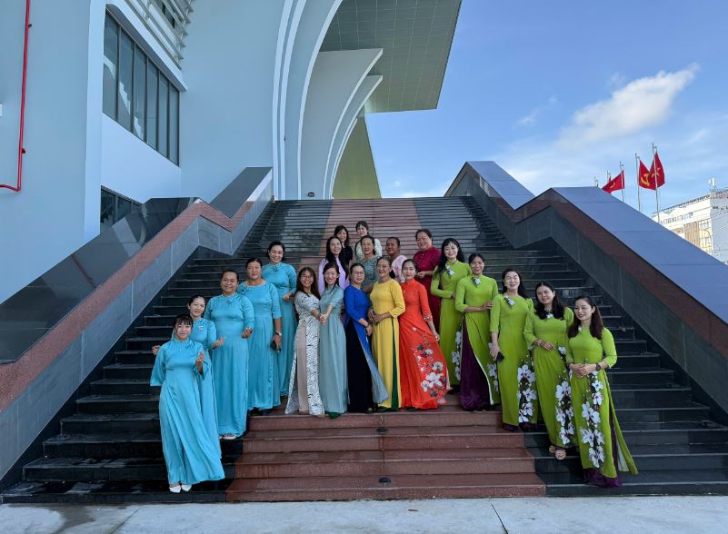 VIÊN CHỨC NỮ TRUNG TÂM HUẤN LUYỆN VÀ THI ĐẤU THỂ THAO VĨNH LONG GIỮ GÌN VÀ PHÁT HUY GIÁ TRỊ VĂN HÓA 
TRUYỀN THỐNG DÂN TỘC, HƯỞNG ỨNG TÍCH CỰC 
TRONG “TUẦN LỄ ÁO DÀI, ÁO BÀ BA” 
